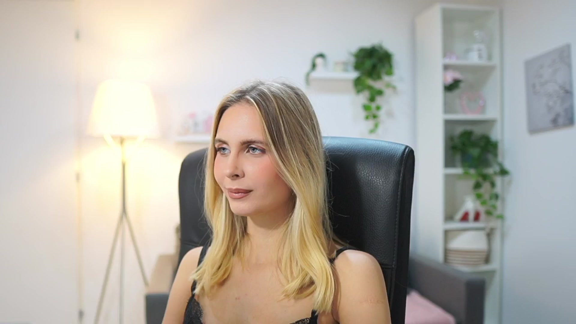 Gallery image thumbnail from Catecrago_'s myfreecams stream on, 11/18/2025, 16:13 image 3 of 20