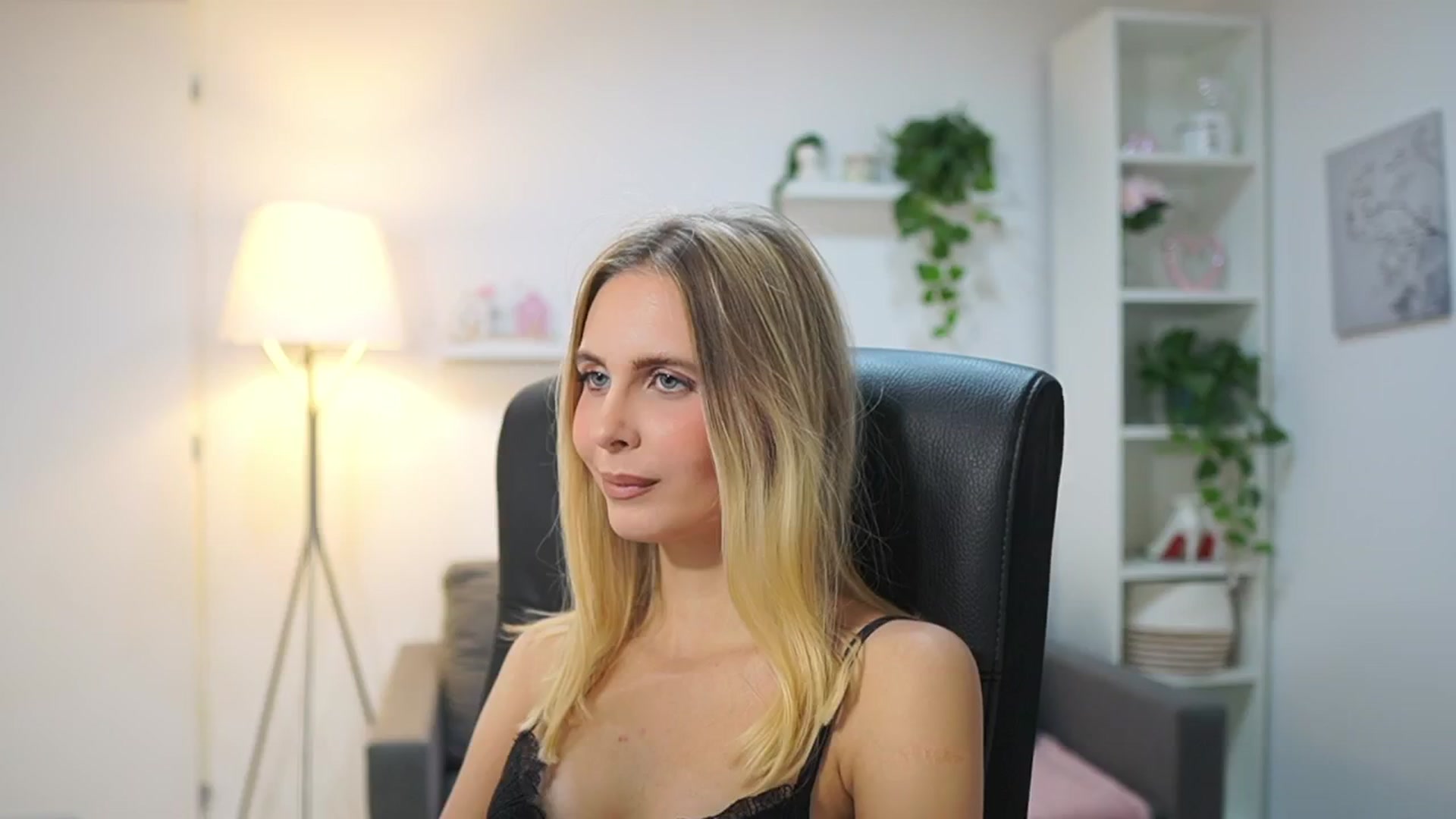 Gallery image thumbnail from Catecrago_'s myfreecams stream on, 11/18/2025, 16:13 image 16 of 20
