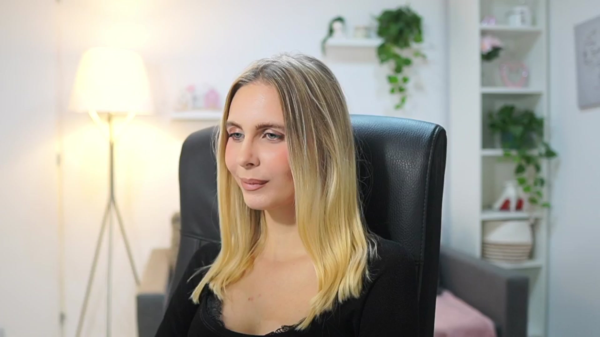 Gallery image thumbnail from Catecrago_'s myfreecams stream on, 11/18/2025, 18:07 image 17 of 20