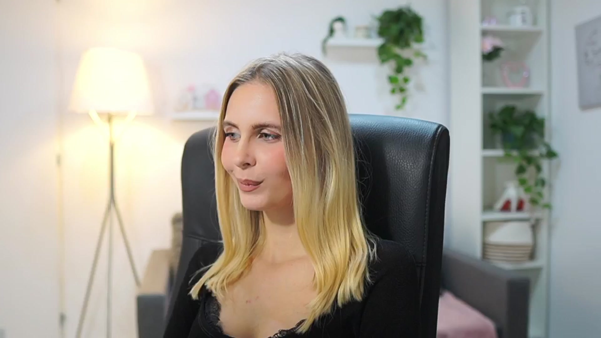 Gallery image thumbnail from Catecrago_'s myfreecams stream on, 11/18/2025, 18:07 image 15 of 20