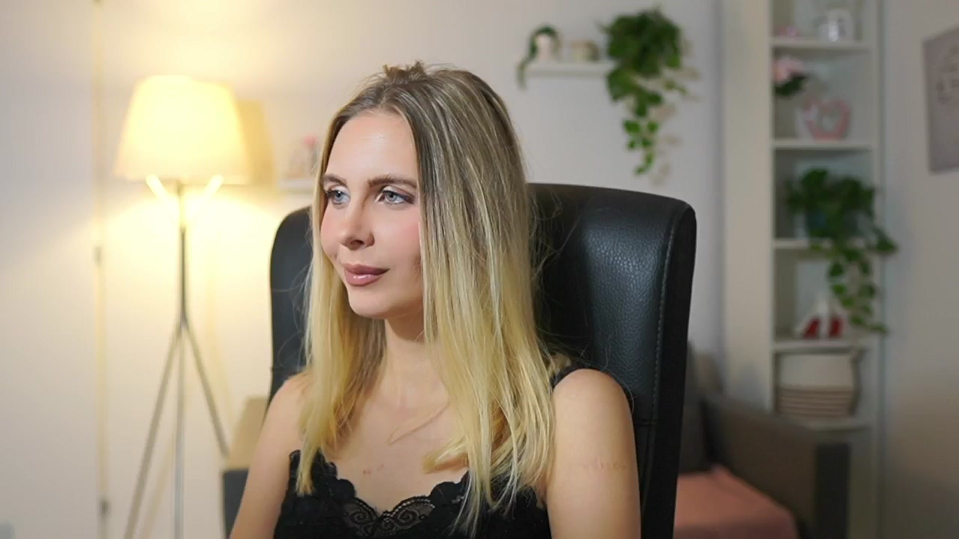 Gallery image thumbnail from Catecrago_'s myfreecams stream on, 11/19/2025, 09:36 image 17 of 20