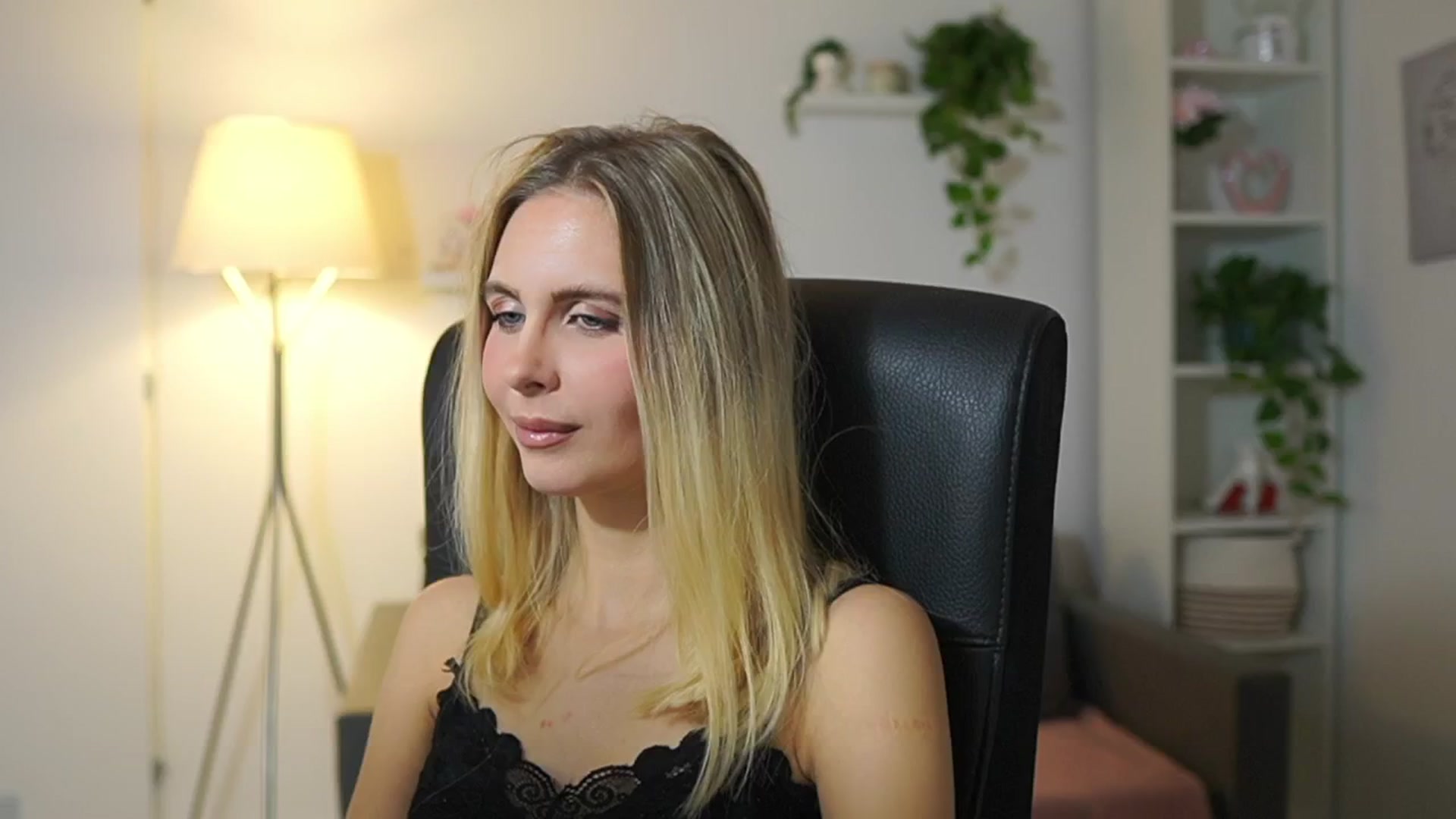 Gallery image thumbnail from Catecrago_'s myfreecams stream on, 11/19/2025, 09:36 image 20 of 20