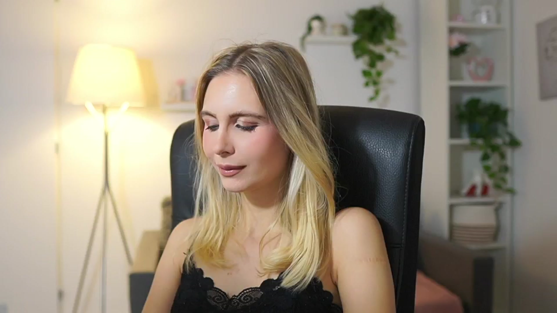 Gallery image thumbnail from Catecrago_'s myfreecams stream on, 11/19/2025, 09:36 image 2 of 20