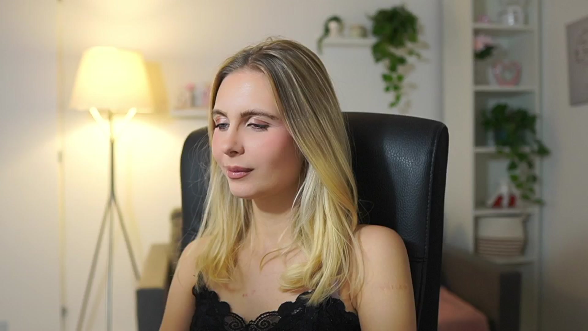 Gallery image thumbnail from Catecrago_'s myfreecams stream on, 11/19/2025, 09:36 image 7 of 20