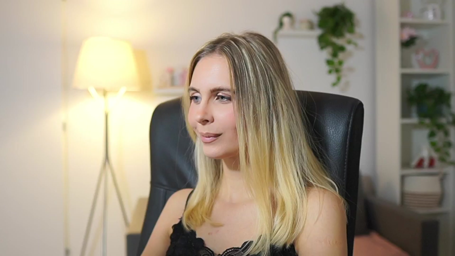 Gallery image thumbnail from Catecrago_'s myfreecams stream on, 11/19/2025, 13:40 image 10 of 20