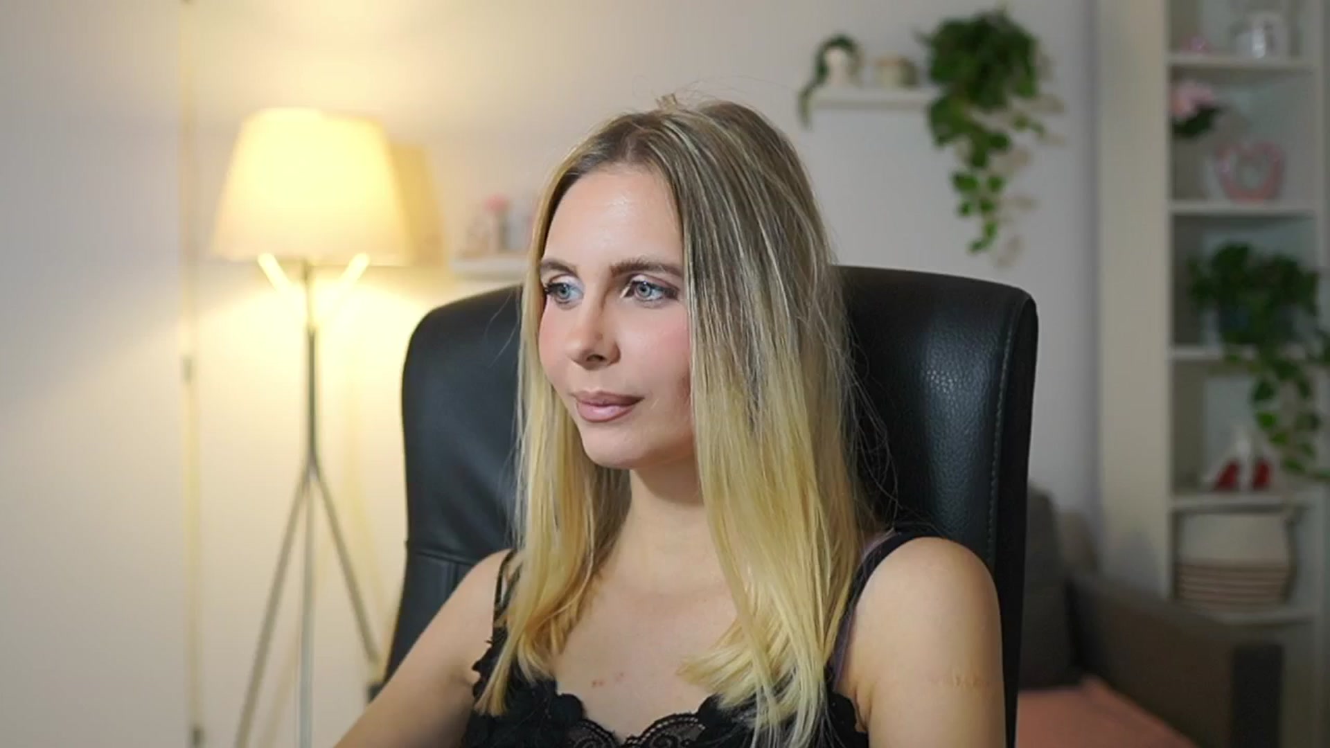 Gallery image thumbnail from Catecrago_'s myfreecams stream on, 11/19/2025, 13:40 image 6 of 20