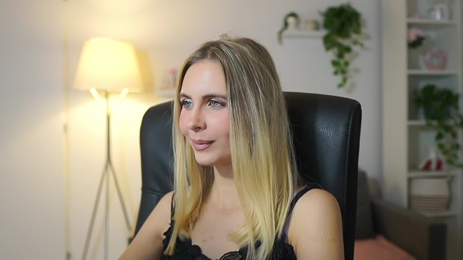 Gallery image thumbnail from Catecrago_'s myfreecams stream on, 11/19/2025, 13:40 image 7 of 20