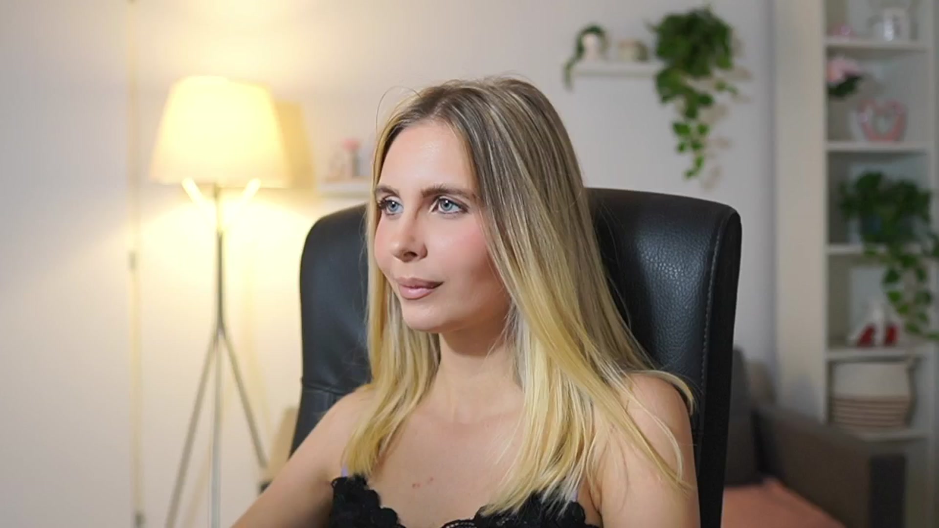Gallery image thumbnail from Catecrago_'s myfreecams stream on, 11/19/2025, 13:57 image 7 of 20