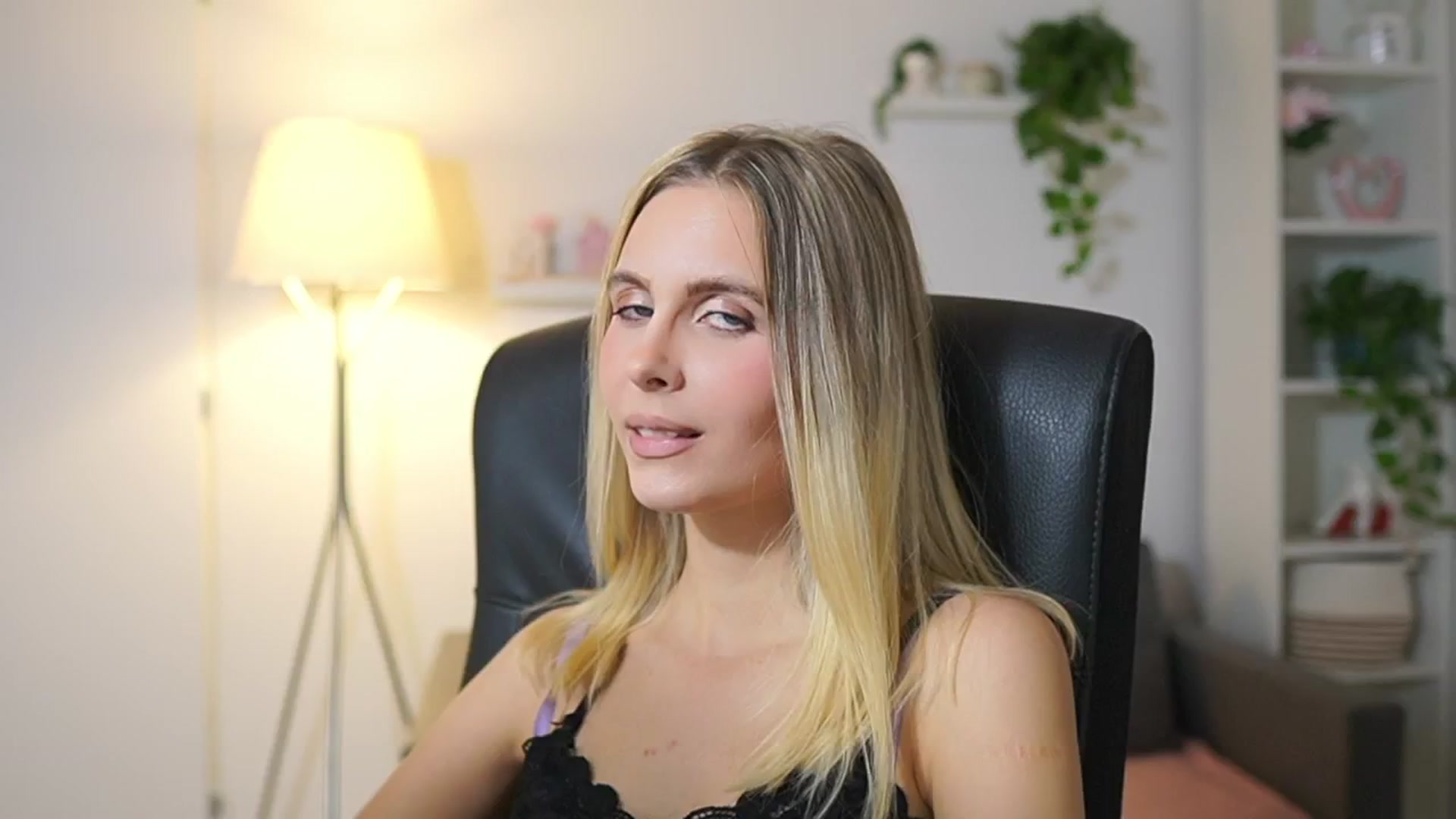 Gallery image thumbnail from Catecrago_'s myfreecams stream on, 11/19/2025, 13:57 image 13 of 20
