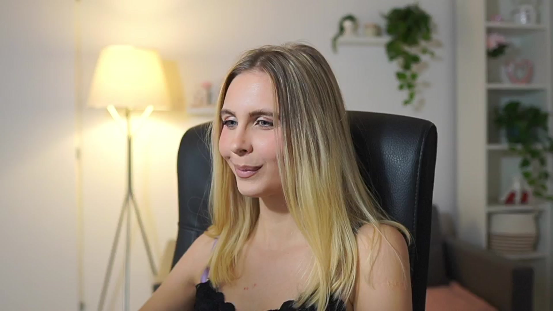 Gallery image thumbnail from Catecrago_'s myfreecams stream on, 11/19/2025, 13:57 image 4 of 20