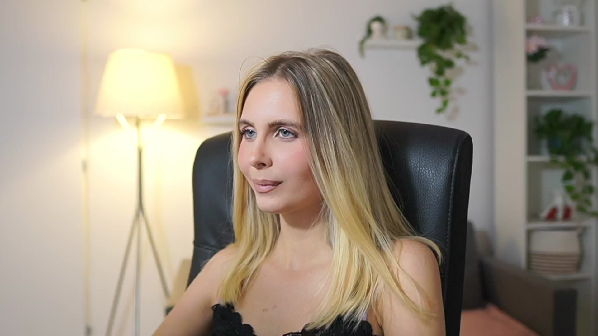 Gallery image thumbnail from Catecrago_'s myfreecams stream on, 11/19/2025, 13:57 image 8 of 20