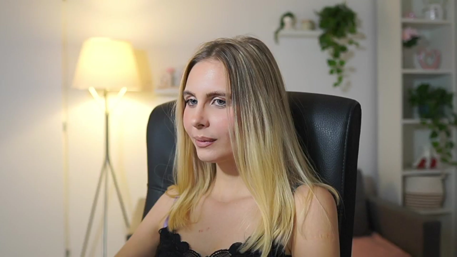 Gallery image thumbnail from Catecrago_'s myfreecams stream on, 11/19/2025, 13:57 image 5 of 20
