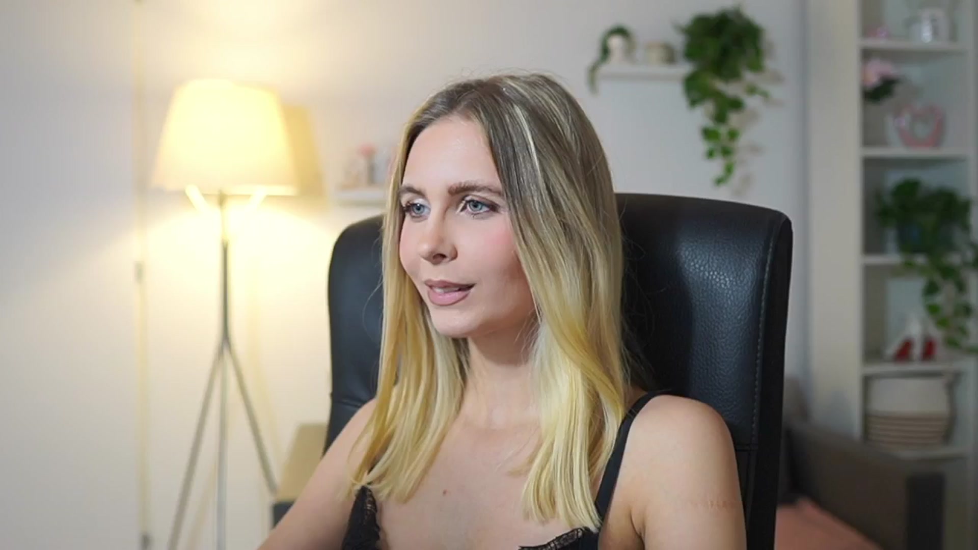 Gallery image thumbnail from Catecrago_'s myfreecams stream on, 11/24/2025, 16:55 image 14 of 20