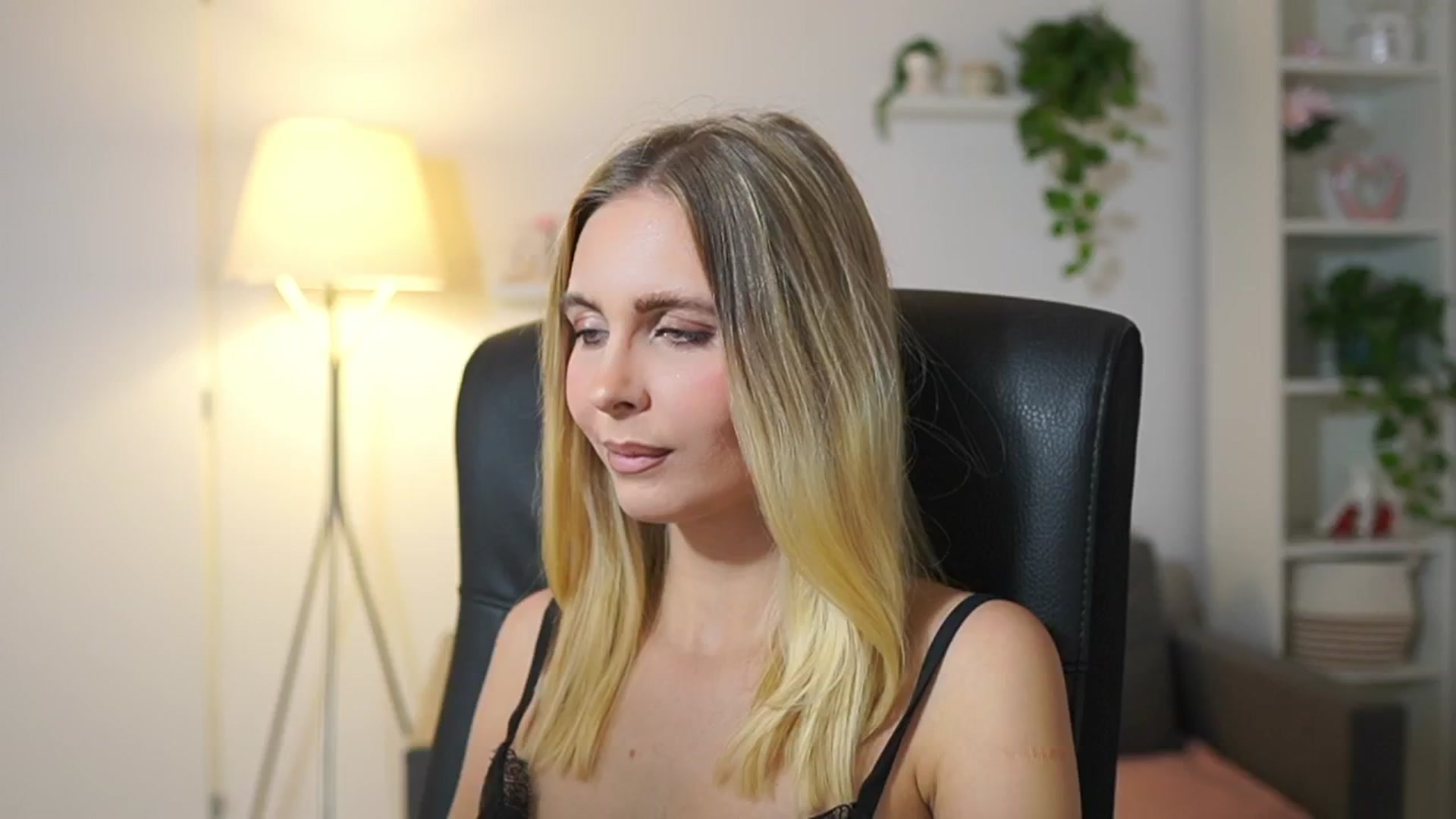 Gallery image thumbnail from Catecrago_'s myfreecams stream on, 11/24/2025, 17:56 image 20 of 20