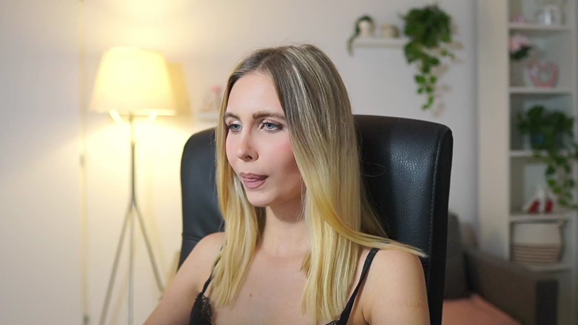 Gallery image thumbnail from Catecrago_'s myfreecams stream on, 11/24/2025, 17:56 image 9 of 20