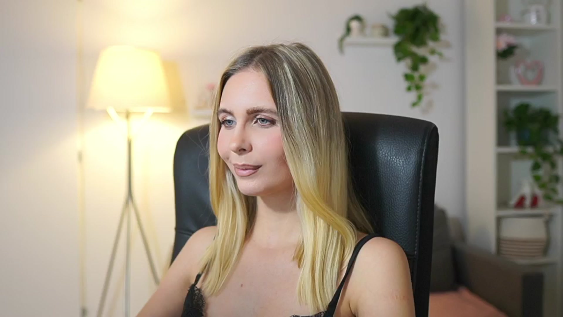 Gallery image thumbnail from Catecrago_'s myfreecams stream on, 11/24/2025, 17:56 image 3 of 20
