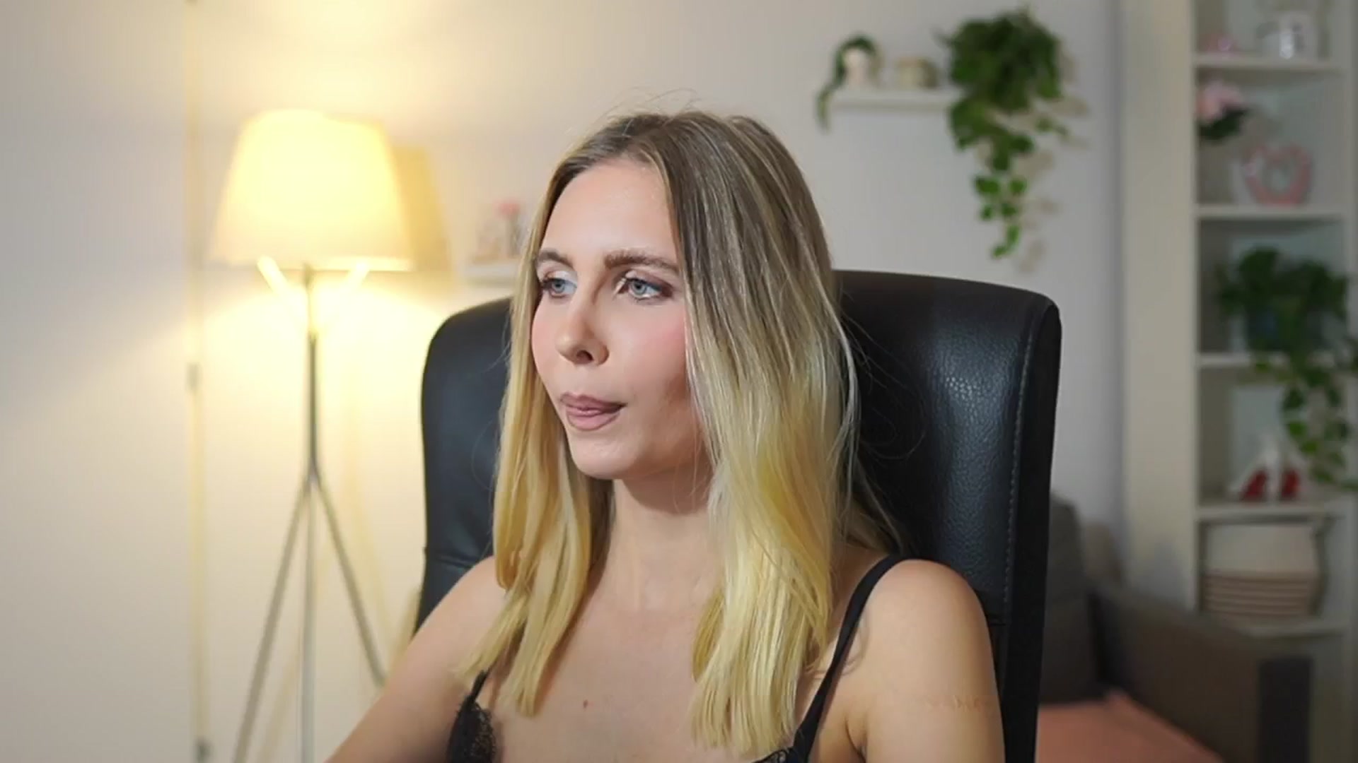 Gallery image thumbnail from Catecrago_'s myfreecams stream on, 11/24/2025, 17:56 image 13 of 20