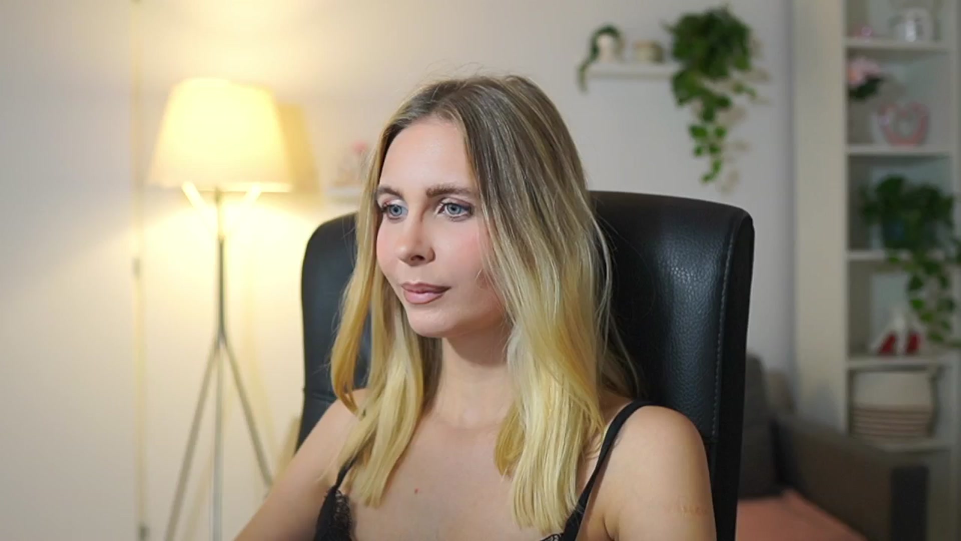 Gallery image thumbnail from Catecrago_'s myfreecams stream on, 11/24/2025, 17:56 image 11 of 20