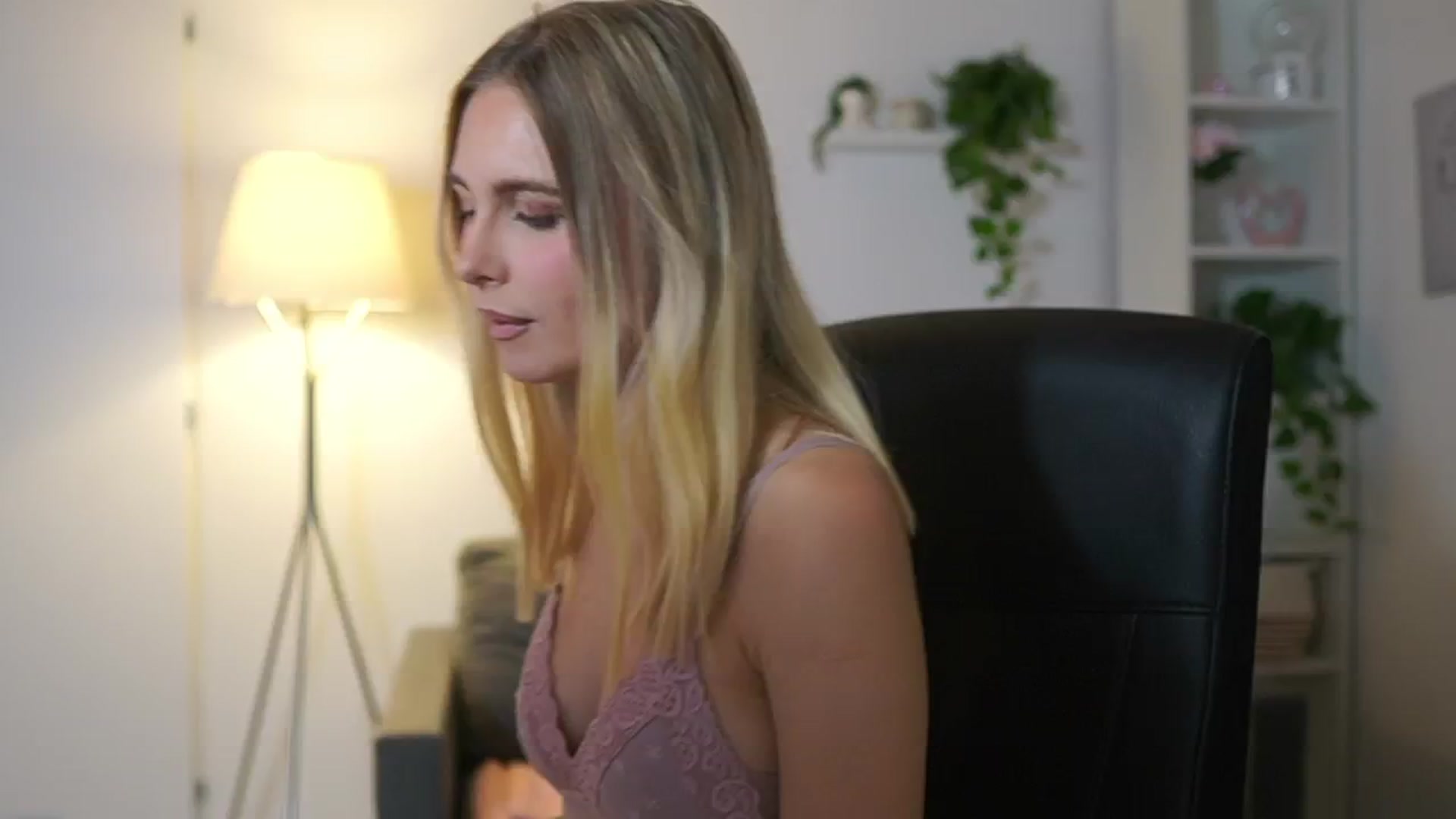 Gallery image thumbnail from Catecrago_'s myfreecams stream on, 11/26/2025, 12:08 image 11 of 20