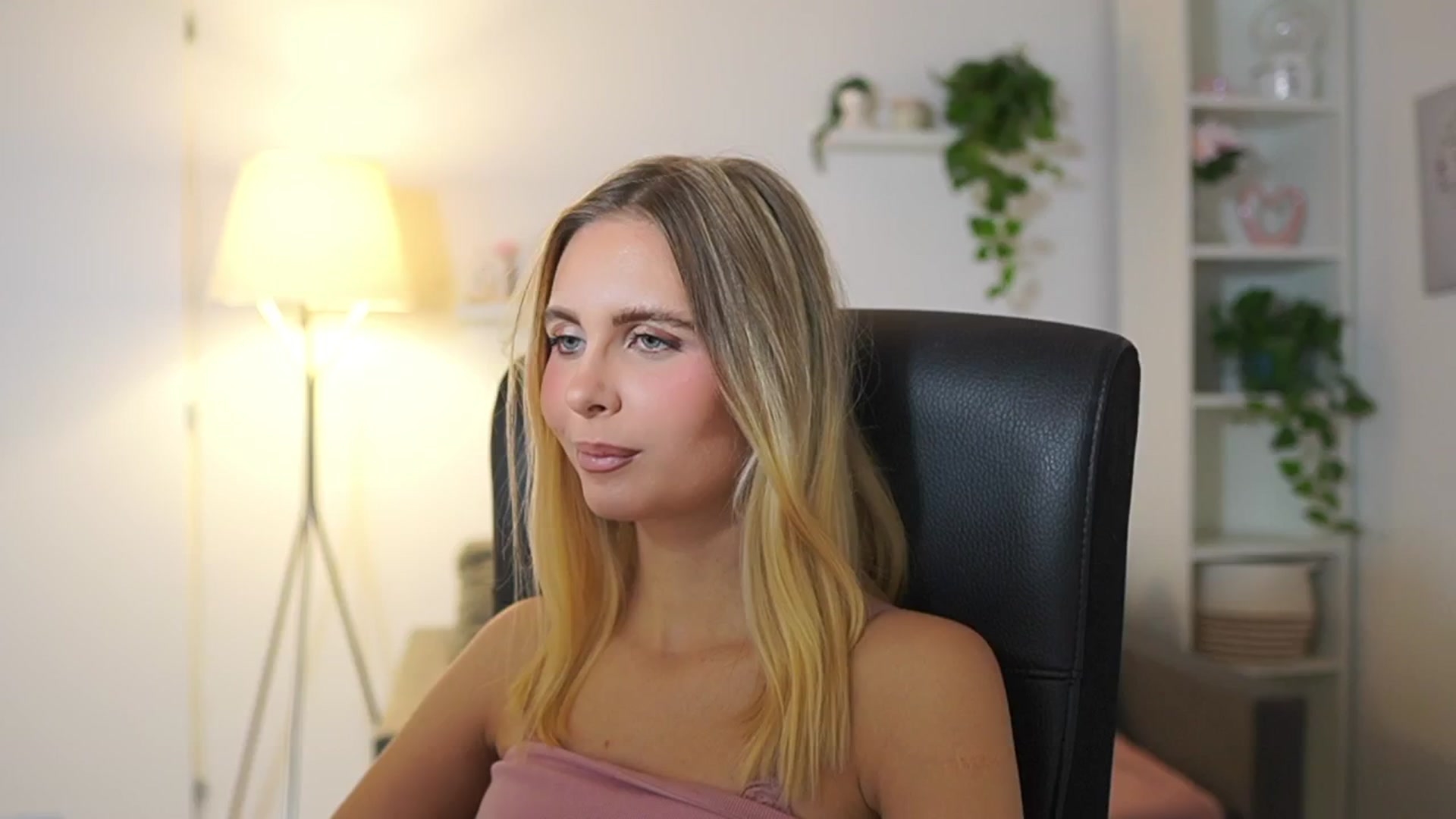 Gallery image thumbnail from Catecrago_'s myfreecams stream on, 11/26/2025, 12:08 image 8 of 20