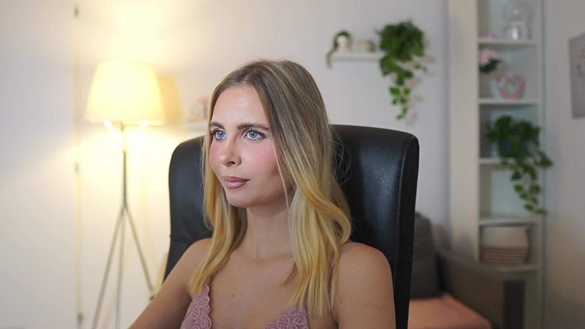 Gallery image thumbnail from Catecrago_'s myfreecams stream on, 11/26/2025, 12:08 image 19 of 20
