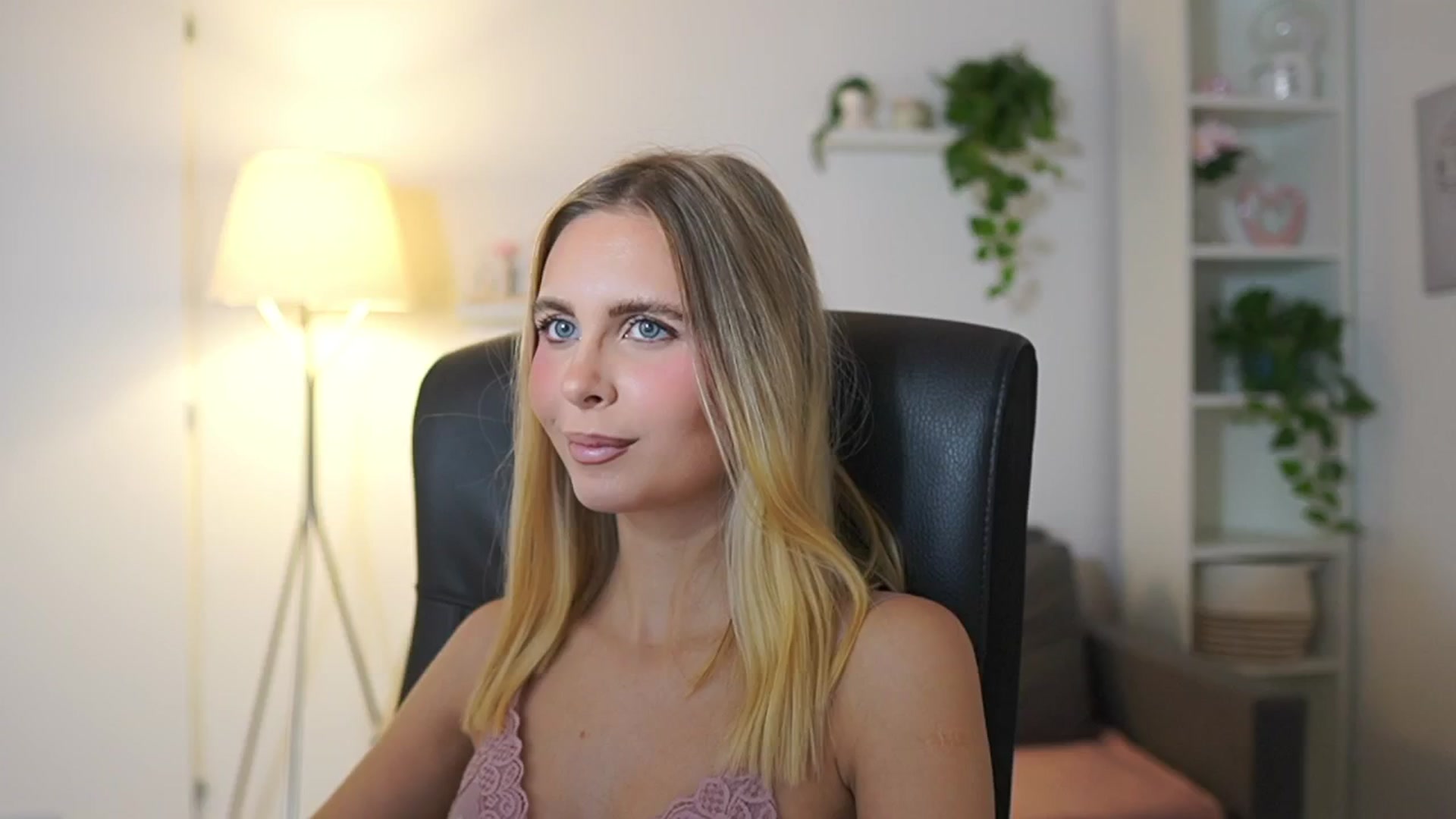 Gallery image thumbnail from Catecrago_'s myfreecams stream on, 11/26/2025, 12:08 image 20 of 20