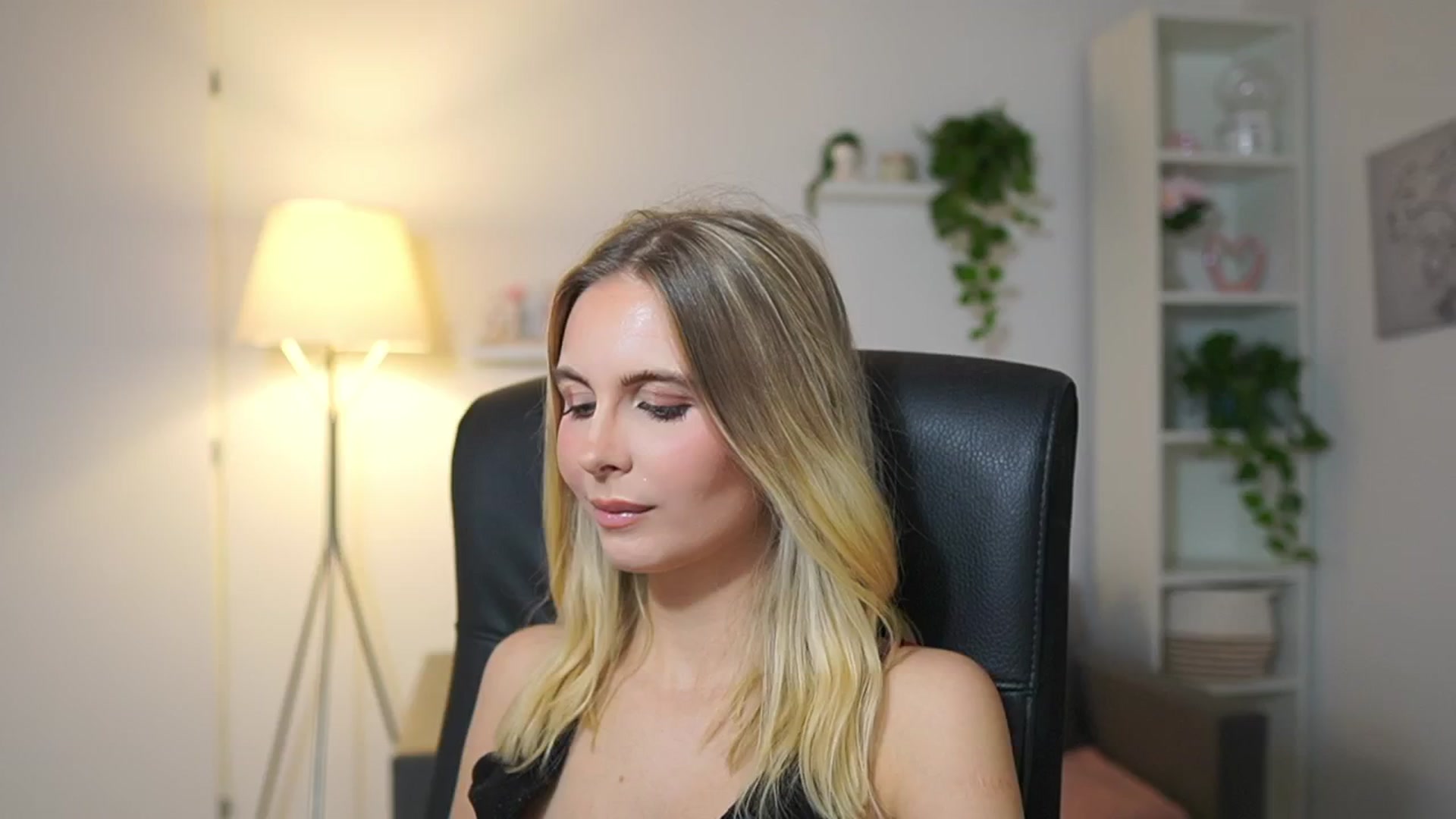 Gallery image thumbnail from Catecrago_'s myfreecams stream on, 12/02/2025, 12:17 image 3 of 20