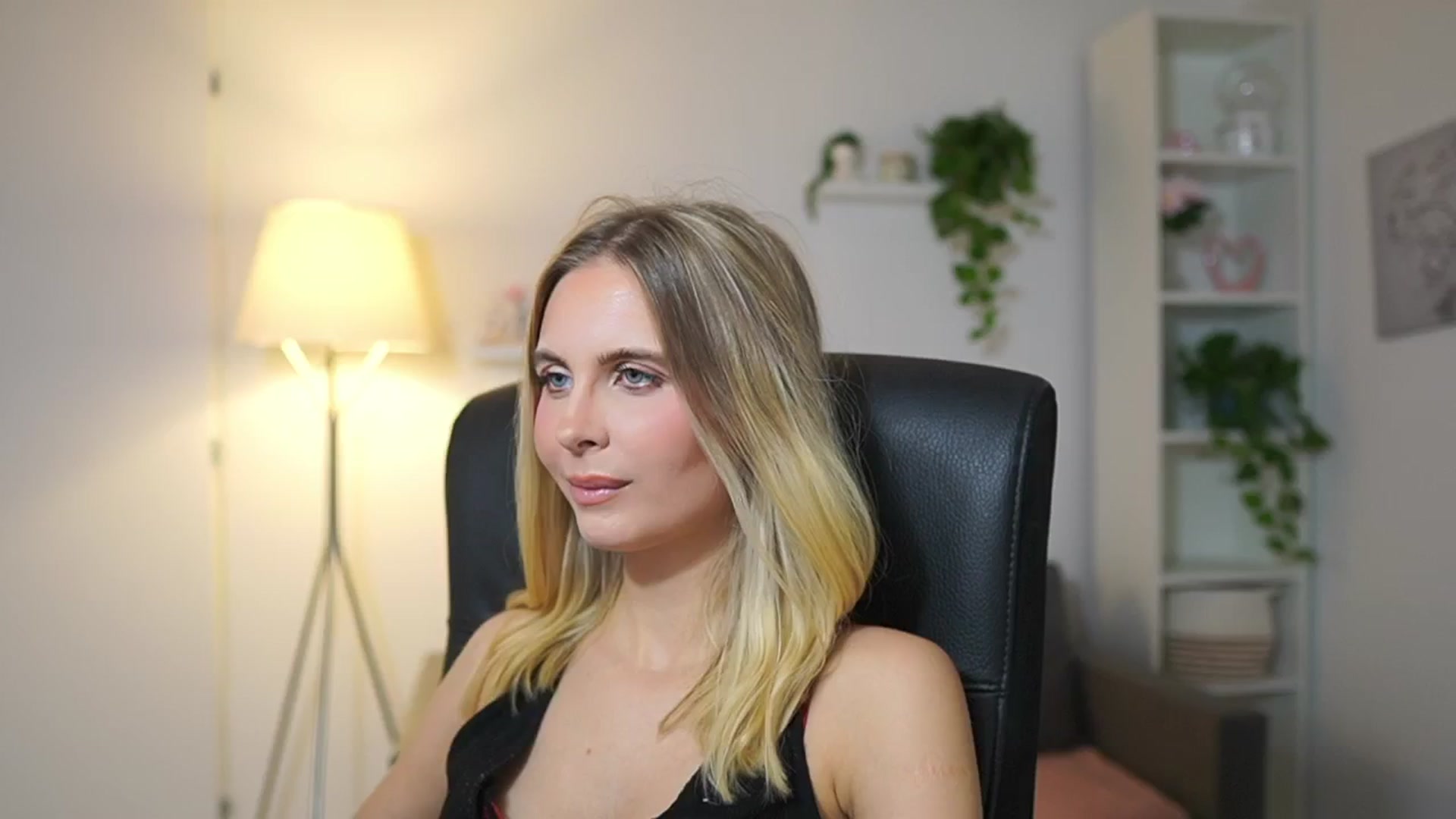 Gallery image thumbnail from Catecrago_'s myfreecams stream on, 12/02/2025, 12:17 image 12 of 20