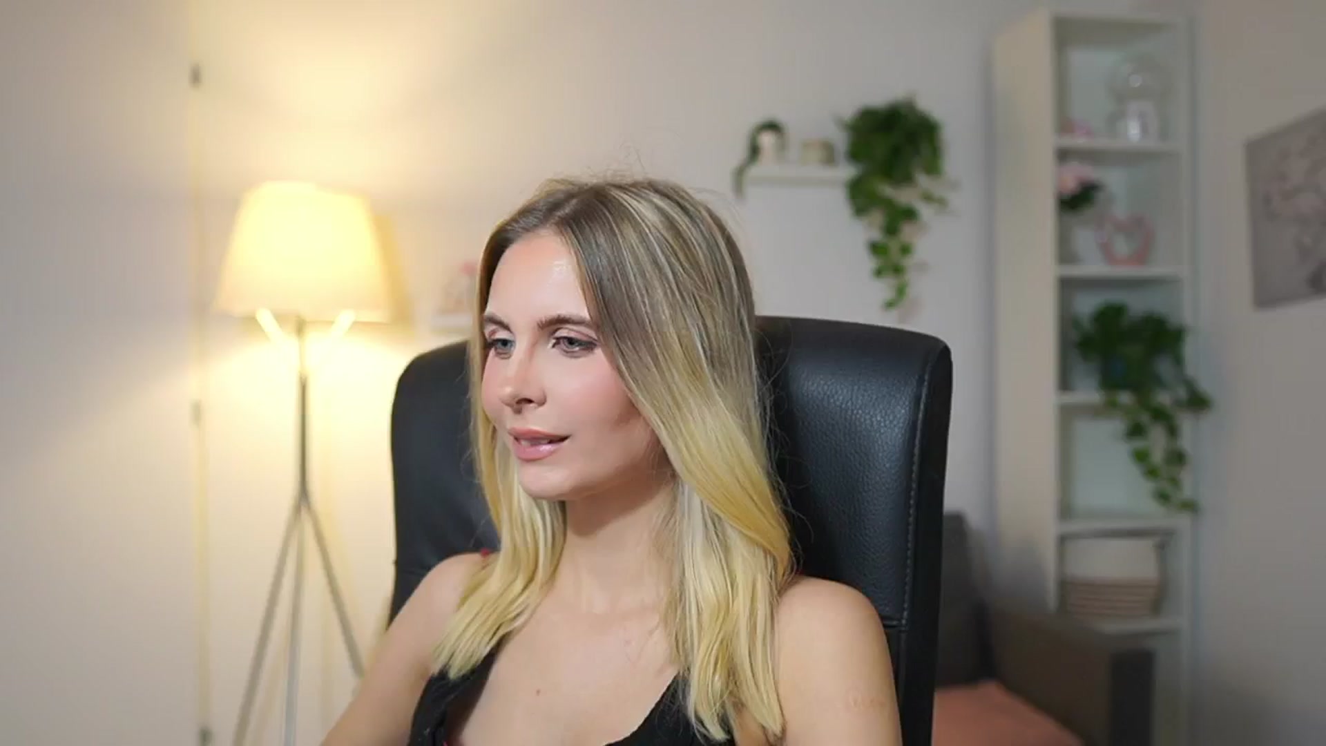 Gallery image thumbnail from Catecrago_'s myfreecams stream on, 12/02/2025, 12:17 image 17 of 20