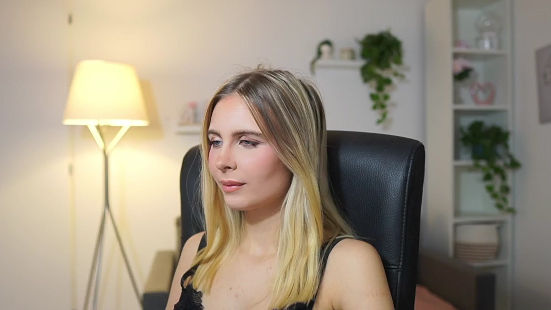 Gallery image thumbnail from Catecrago_'s myfreecams stream on, 12/04/2025, 11:59 image 4 of 20
