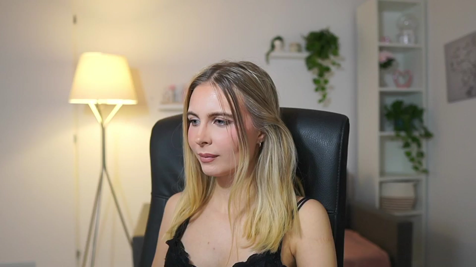 Gallery image thumbnail from Catecrago_'s myfreecams stream on, 12/05/2025, 12:13 image 13 of 20