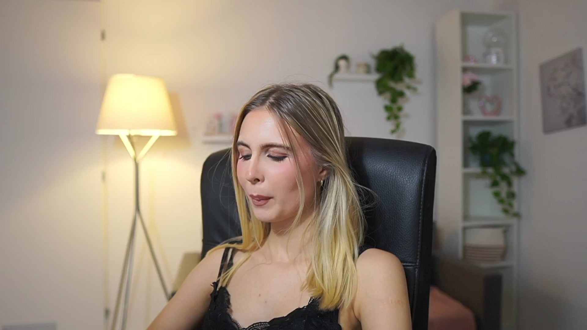 Gallery image thumbnail from Catecrago_'s myfreecams stream on, 12/05/2025, 13:57 image 19 of 20