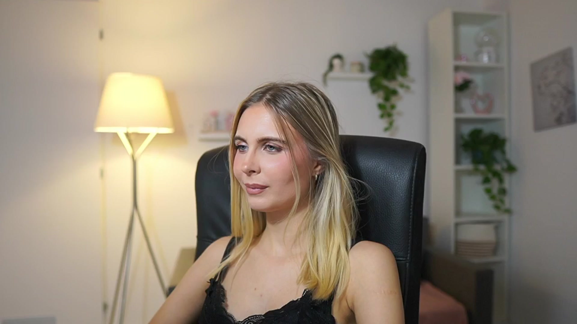 Gallery image thumbnail from Catecrago_'s myfreecams stream on, 12/05/2025, 13:57 image 12 of 20