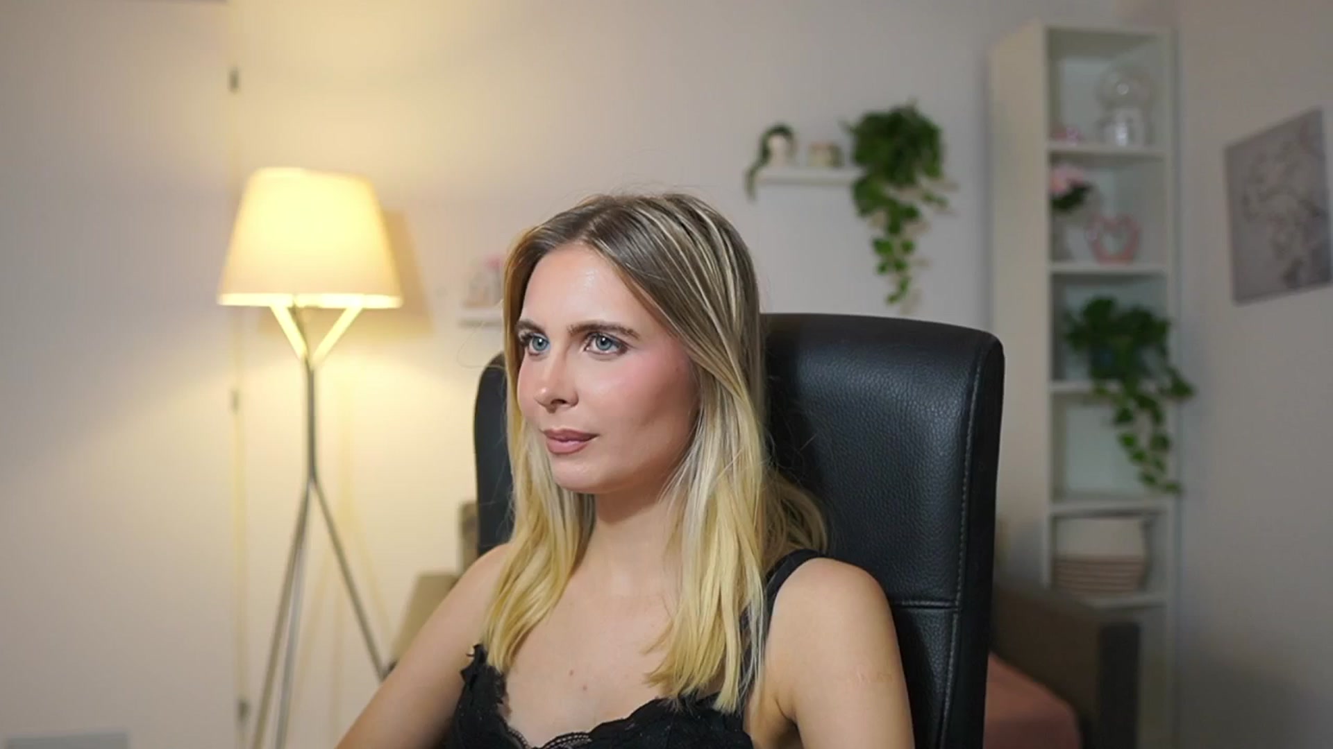 Gallery image thumbnail from Catecrago_'s myfreecams stream on, 12/05/2025, 13:57 image 8 of 20