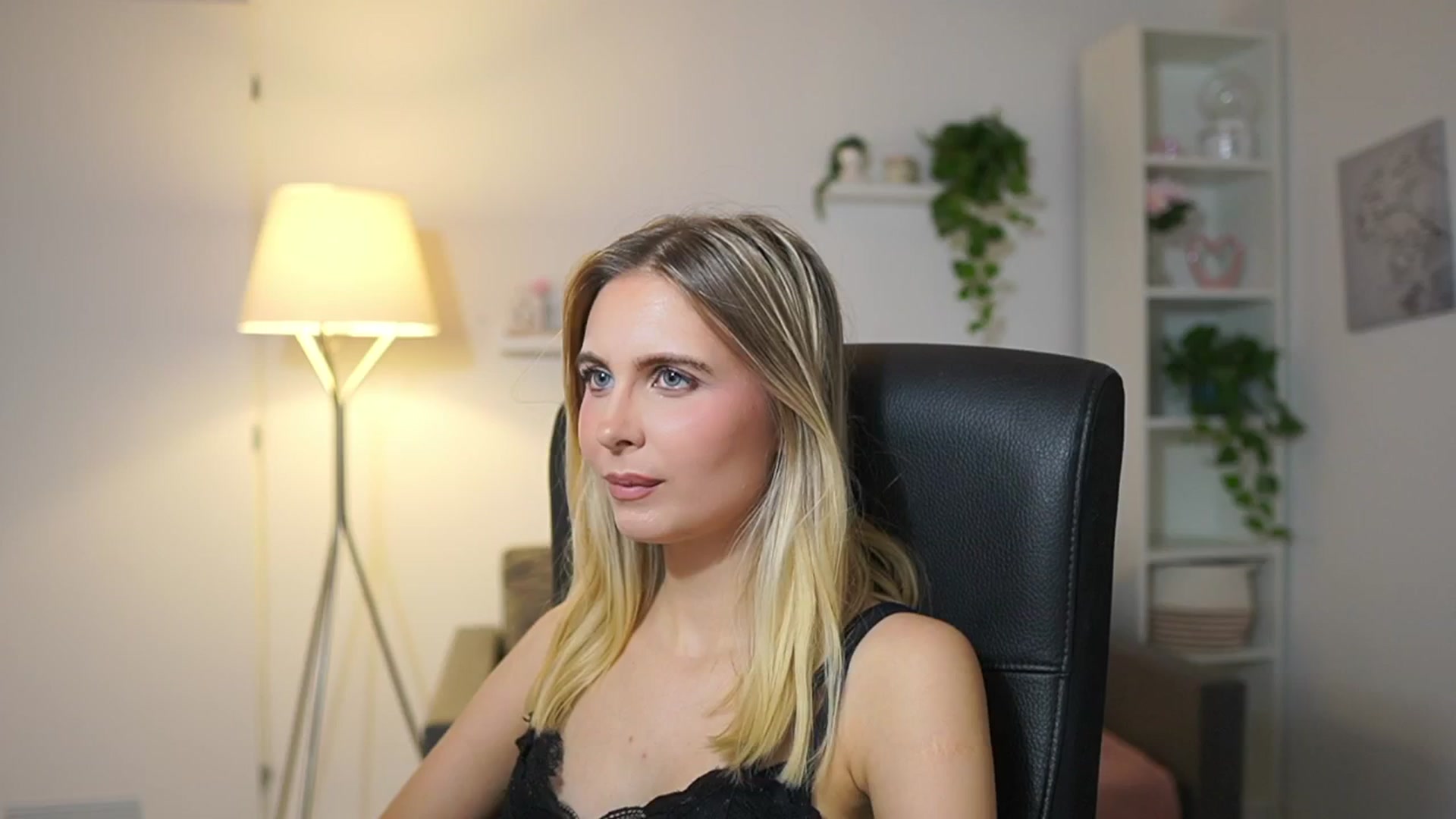 Gallery image thumbnail from Catecrago_'s myfreecams stream on, 12/05/2025, 13:57 image 4 of 20