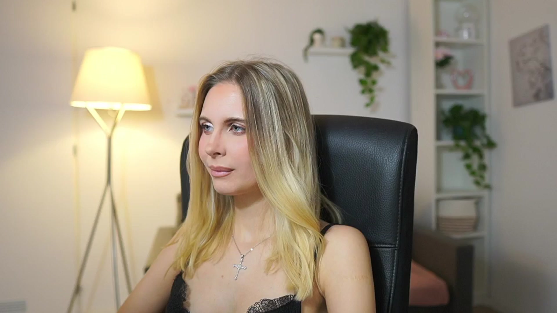 Gallery image thumbnail from Catecrago_'s myfreecams stream on, 12/15/2025, 11:25 image 6 of 20