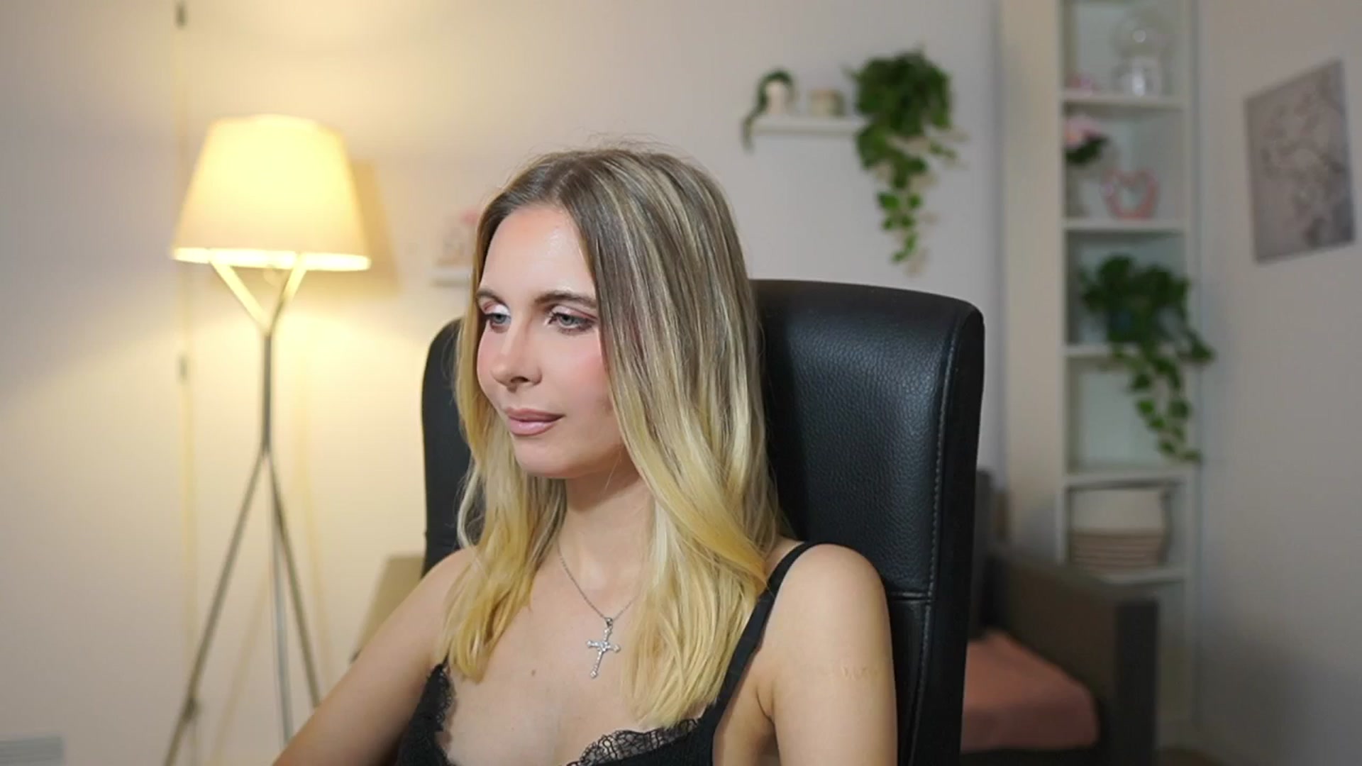 Gallery image thumbnail from Catecrago_'s myfreecams stream on, 12/15/2025, 11:25 image 13 of 20