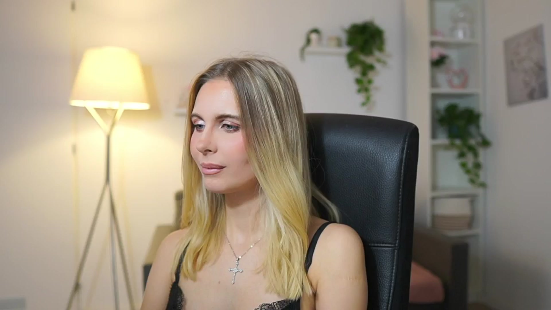 Gallery image thumbnail from Catecrago_'s myfreecams stream on, 12/15/2025, 11:25 image 10 of 20