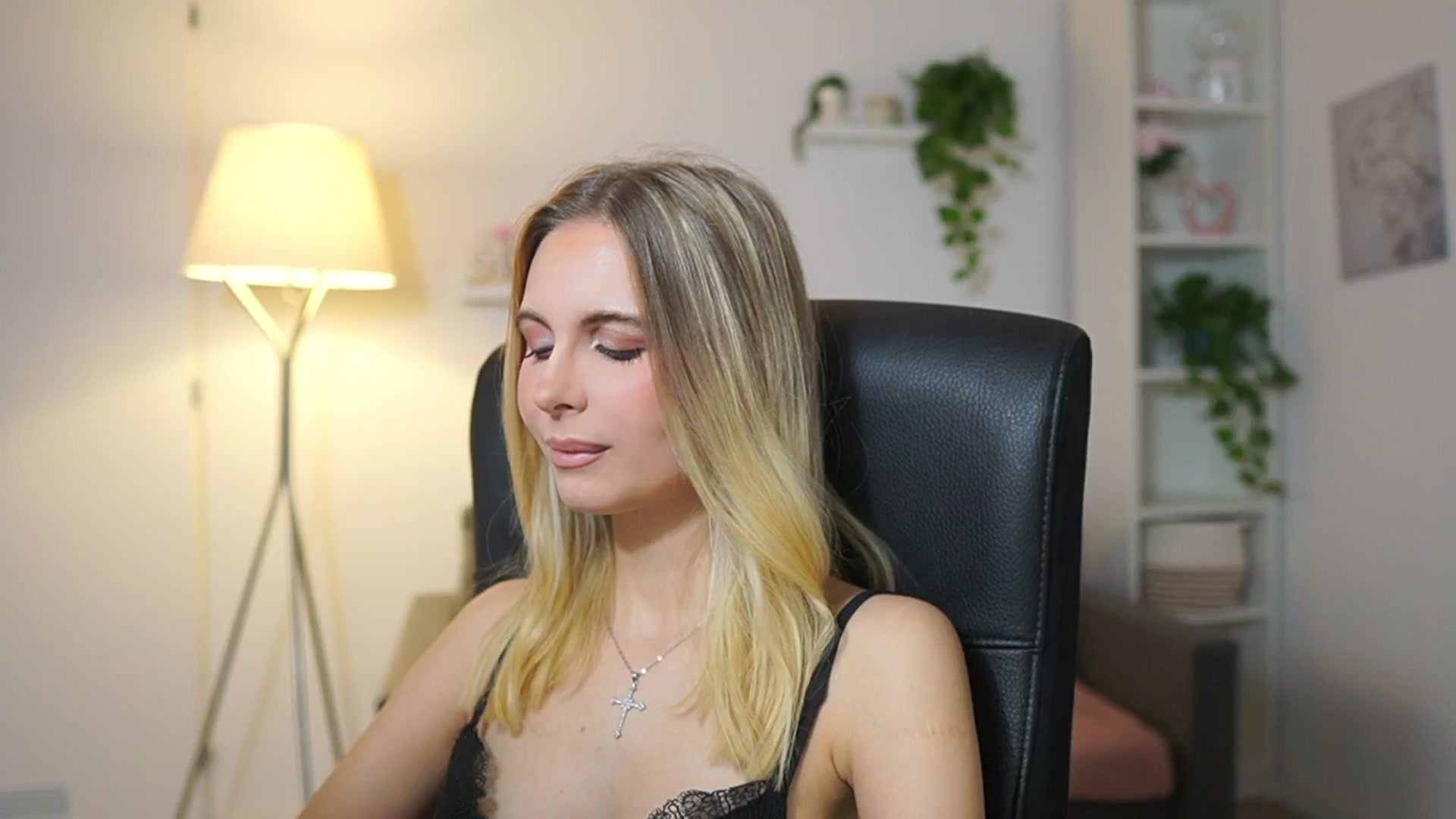 Gallery image thumbnail from Catecrago_'s myfreecams stream on, 12/15/2025, 11:25 image 7 of 20