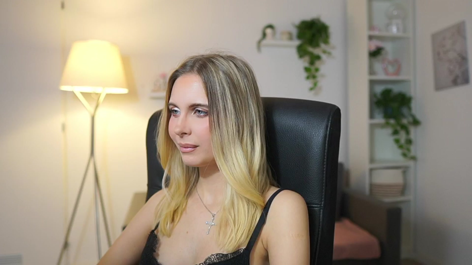 Gallery image thumbnail from Catecrago_'s myfreecams stream on, 12/15/2025, 11:25 image 15 of 20