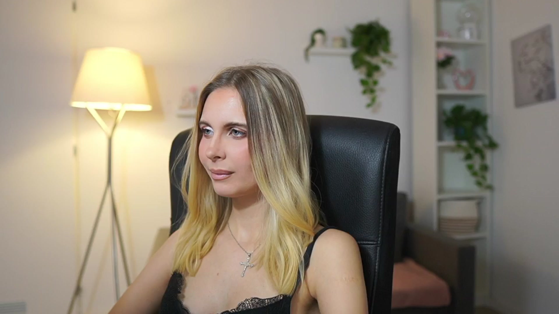 Gallery image thumbnail from Catecrago_'s myfreecams stream on, 12/15/2025, 11:25 image 17 of 20