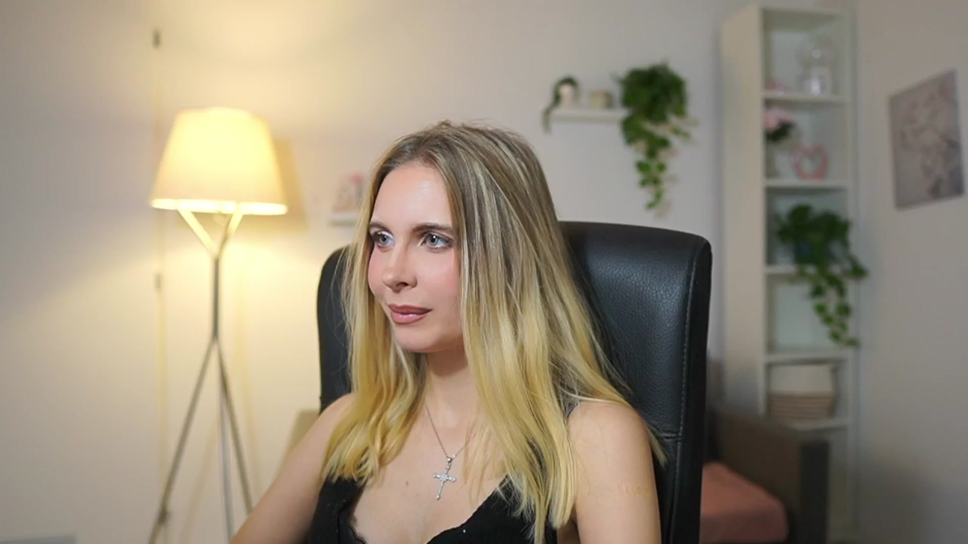 Gallery image thumbnail from Catecrago_'s myfreecams stream on, 12/15/2025, 13:32 image 7 of 20