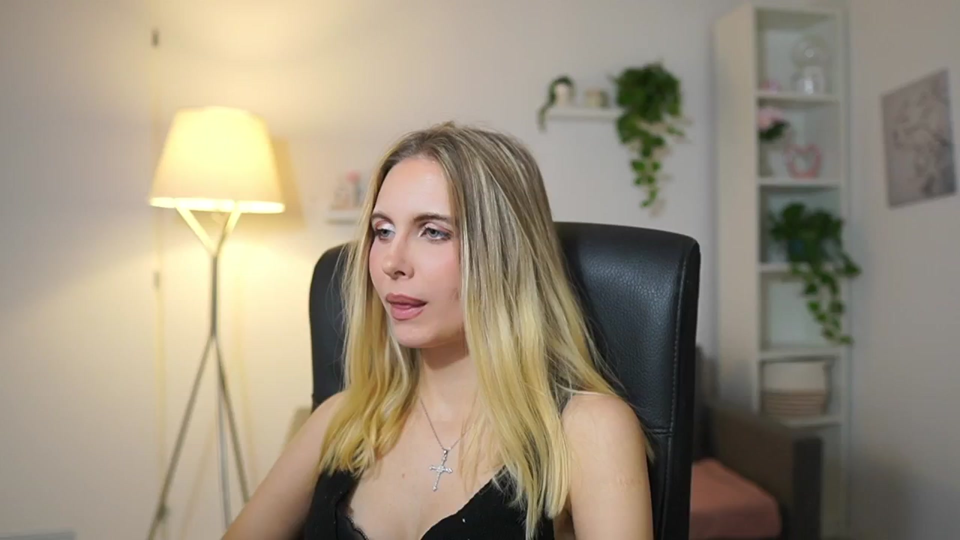 Gallery image thumbnail from Catecrago_'s myfreecams stream on, 12/15/2025, 13:32 image 9 of 20