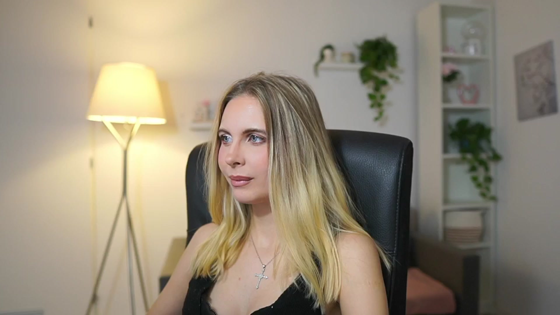 Gallery image thumbnail from Catecrago_'s myfreecams stream on, 12/15/2025, 13:32 image 4 of 20