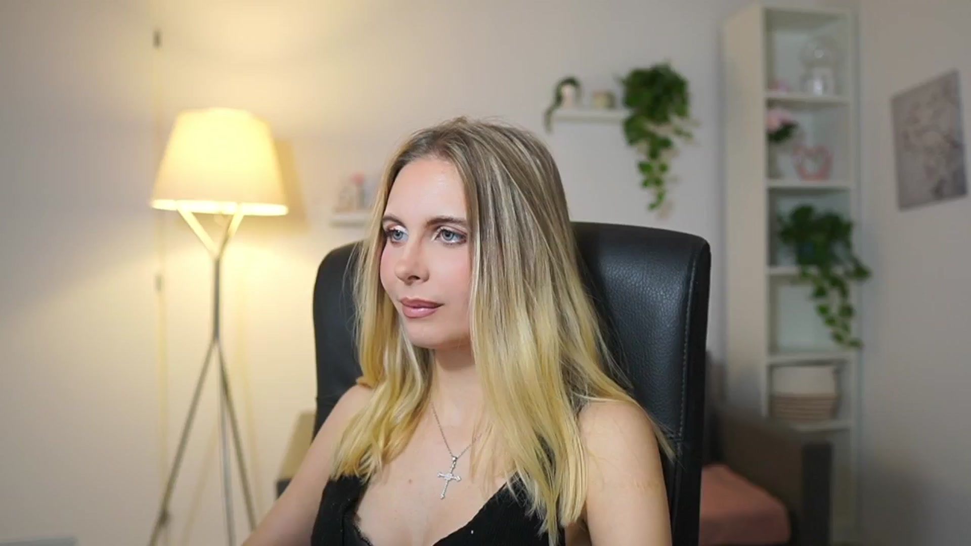 Gallery image thumbnail from Catecrago_'s myfreecams stream on, 12/15/2025, 13:32 image 5 of 20