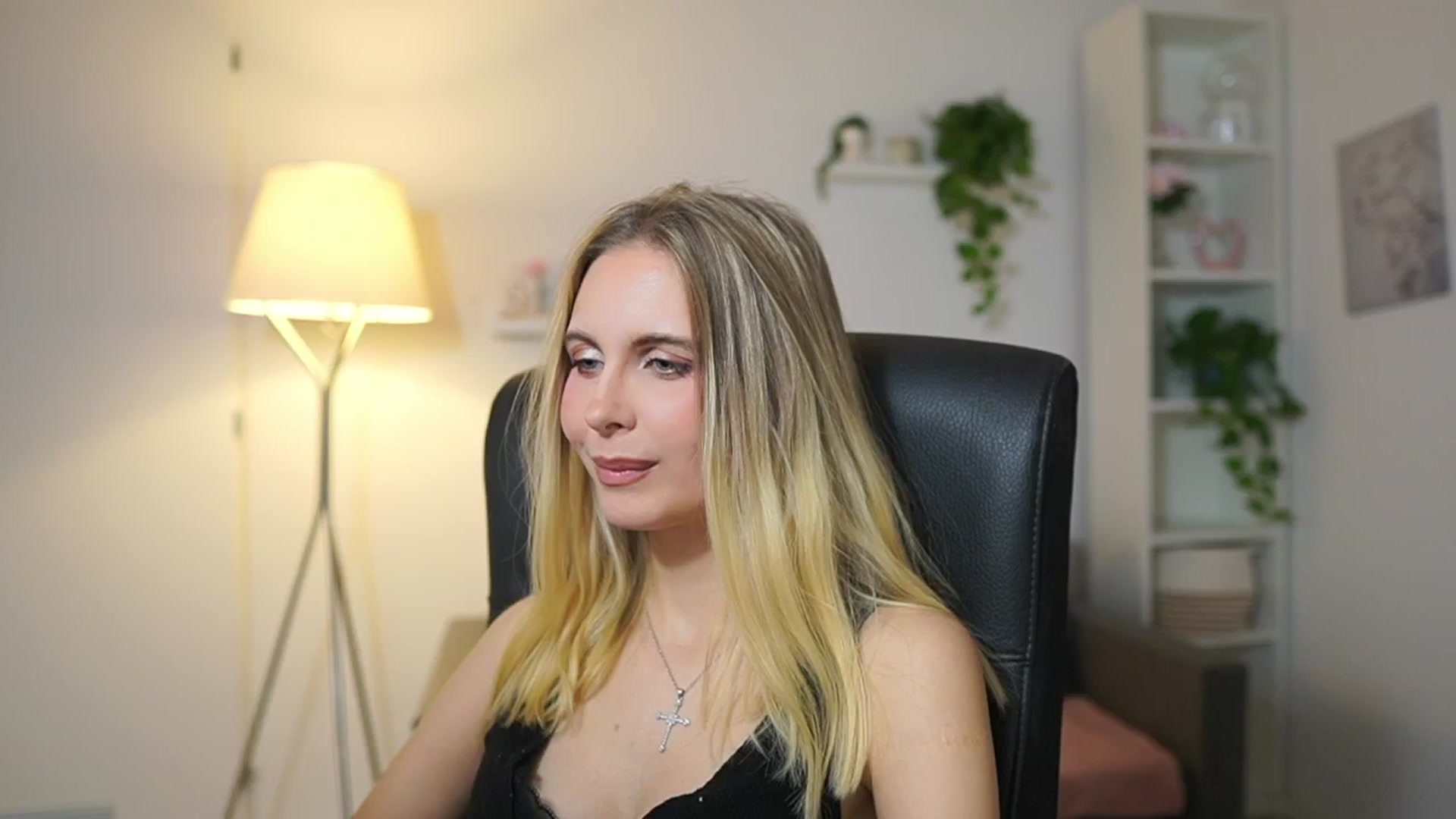 Gallery image thumbnail from Catecrago_'s myfreecams stream on, 12/15/2025, 13:32 image 8 of 20