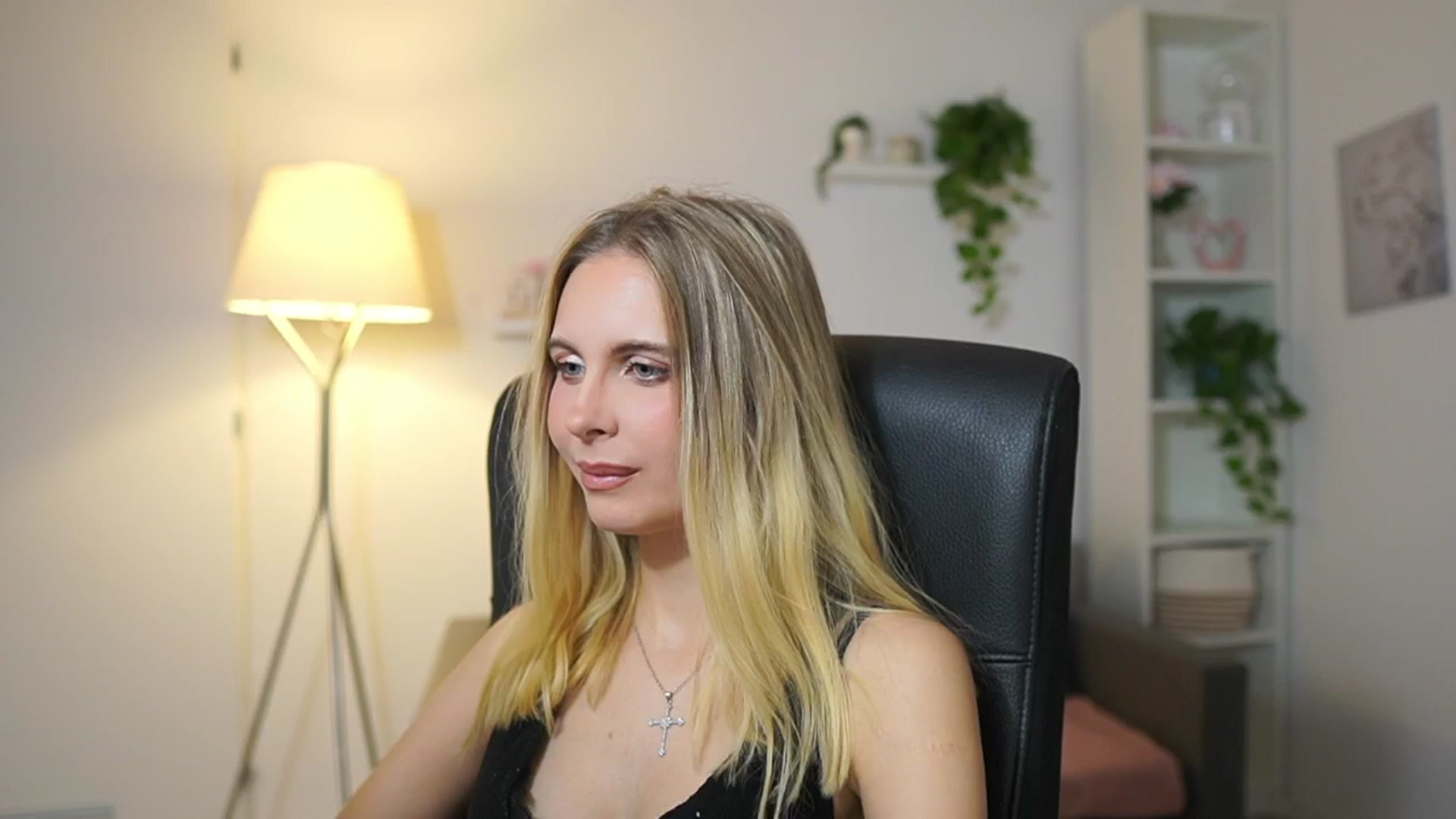 Gallery image thumbnail from Catecrago_'s myfreecams stream on, 12/15/2025, 13:32 image 10 of 20