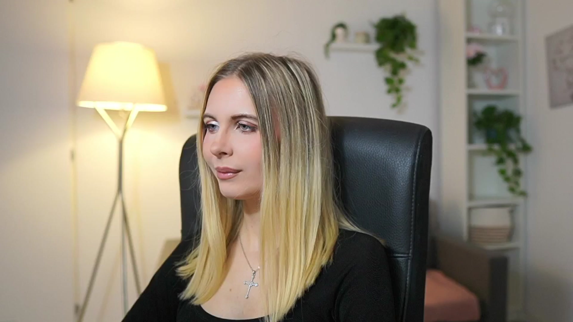 Gallery image thumbnail from Catecrago_'s myfreecams stream on, 12/17/2025, 09:37 image 13 of 20