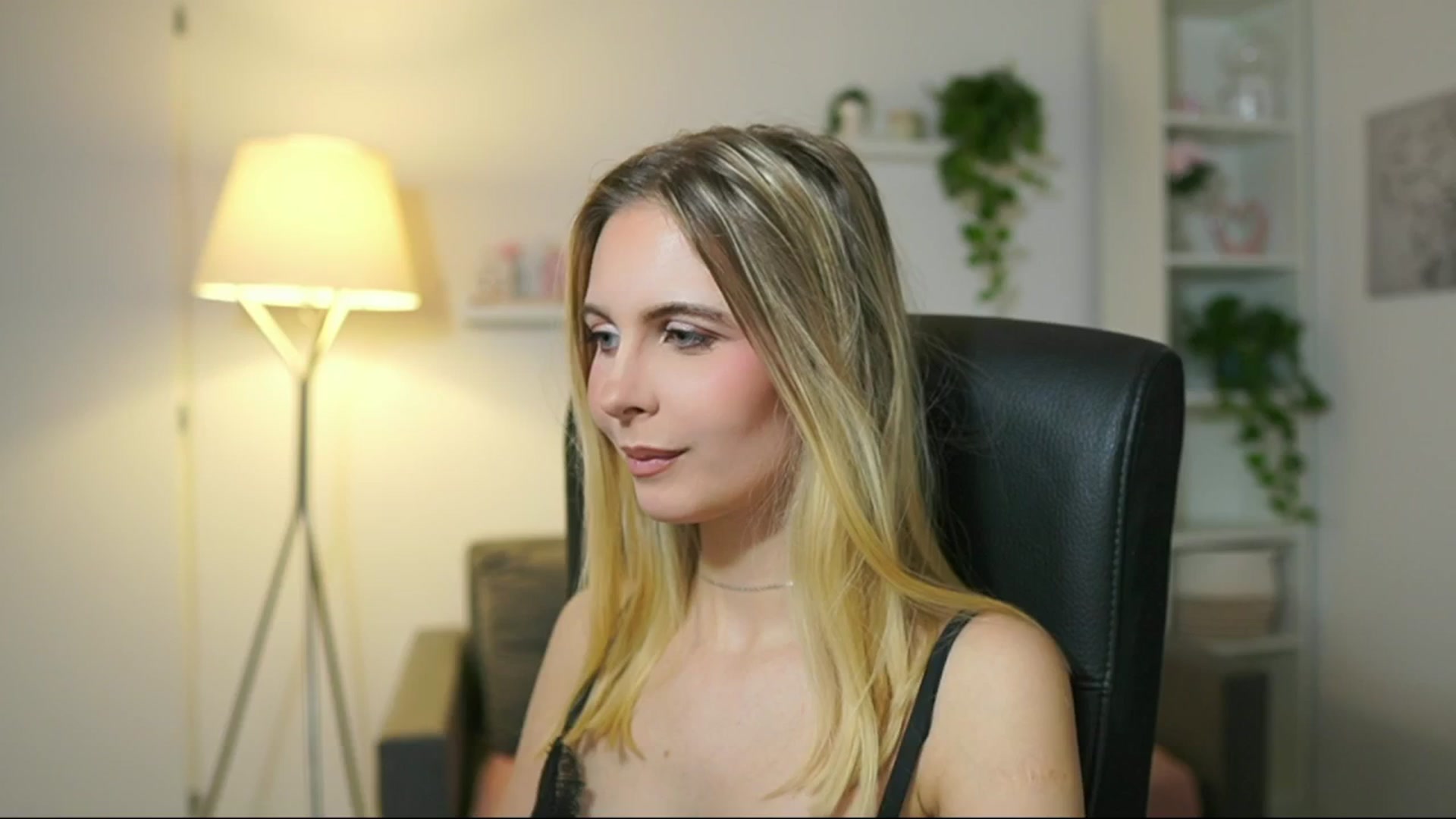 Gallery image thumbnail from Catecrago_'s myfreecams stream on, 12/18/2025, 11:15 image 19 of 20