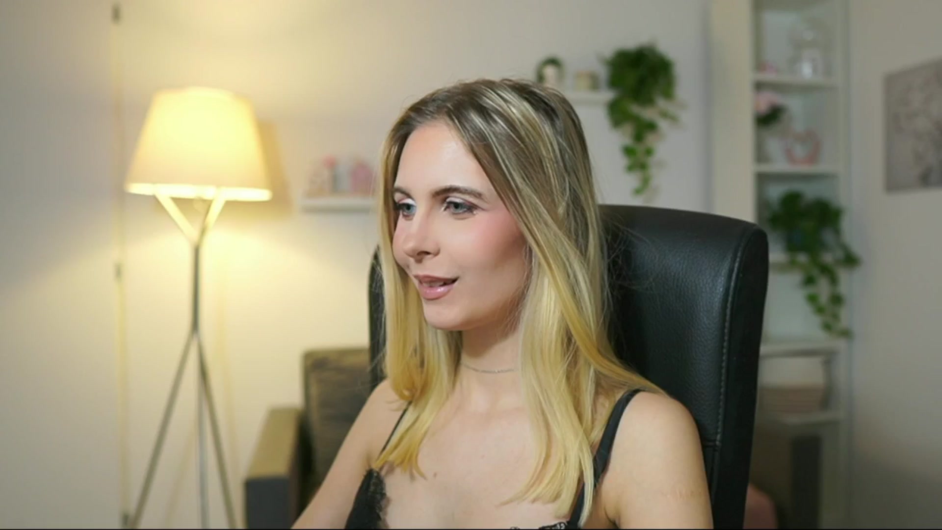 Gallery image thumbnail from Catecrago_'s myfreecams stream on, 12/18/2025, 11:15 image 18 of 20